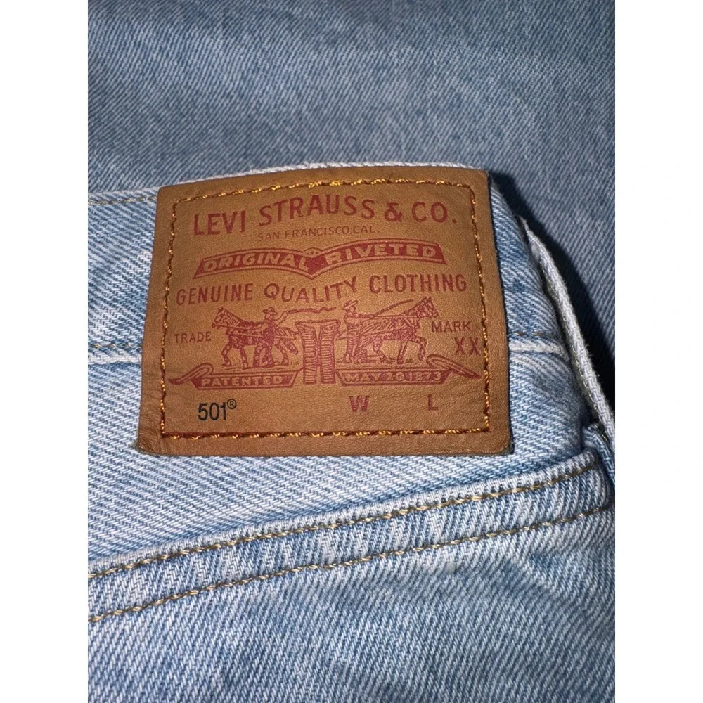 Levi's Premium 501 boyfriend  Fit Light Wash Distressed Denim‎ Jeans Women's - Picture 9 of 10